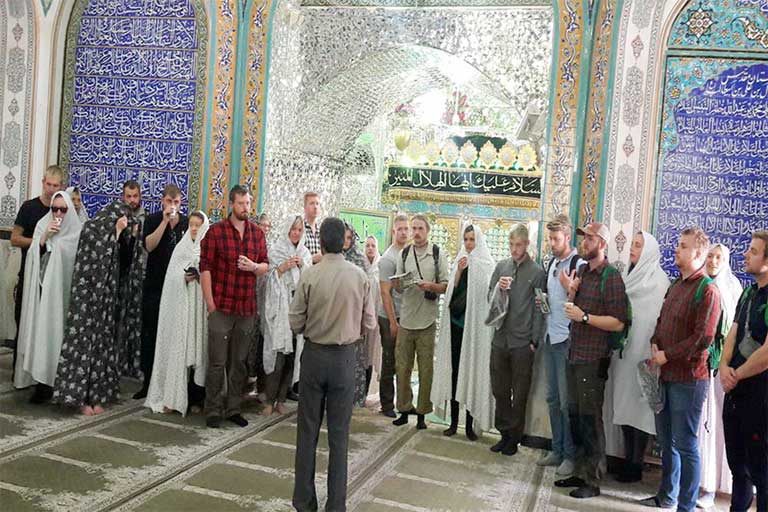 گردشگران خارجی در حرم هلال بن علی ع